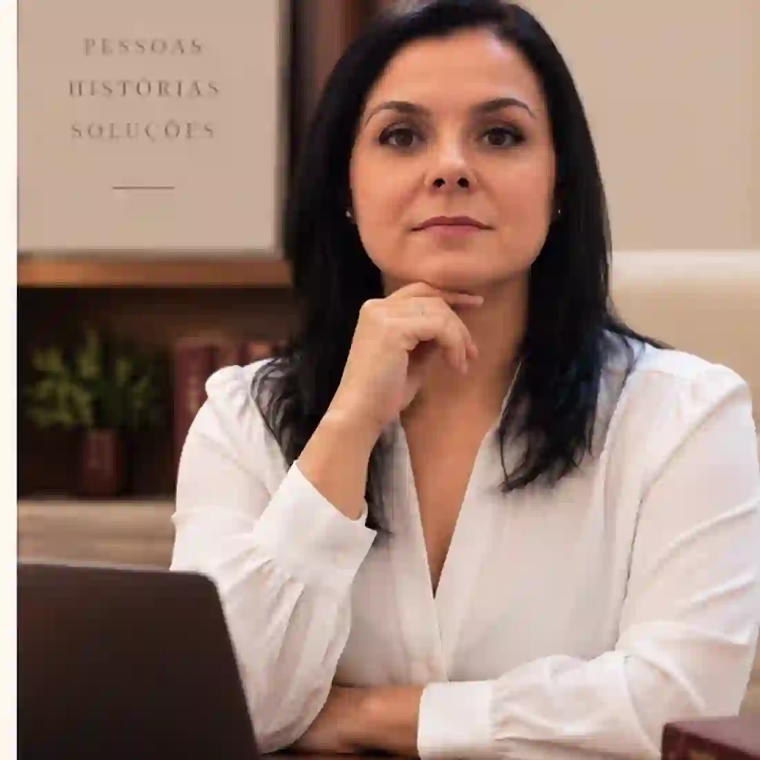 Retrato da Dra. Vanessa Moliani da Rocha em seu escritório de advocacia